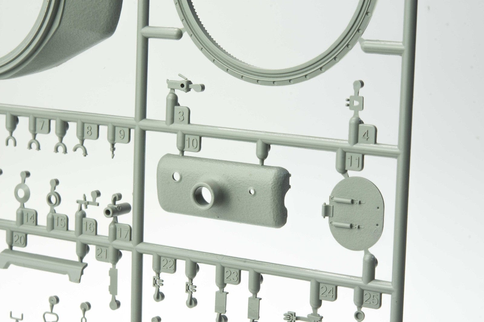 Rye Field Model - 5028 - M4A3E8 Sherman - sprue