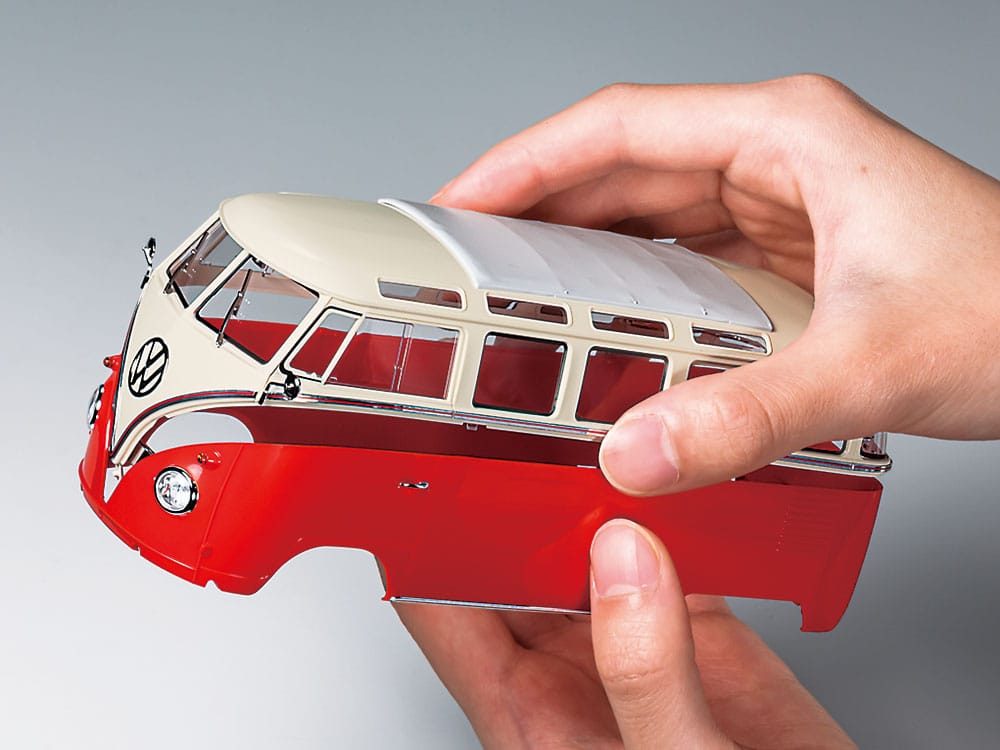 Tamiya - 28101 - Volkswagen Type 2 (Red & White) [clic-loc] - painted model
