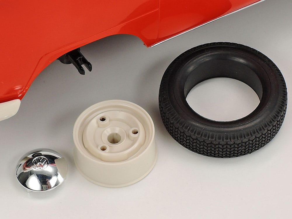 704 - Tamiya - 28101 - Volkswagen Type 2 (Red & White) [clic-loc] - painted model
