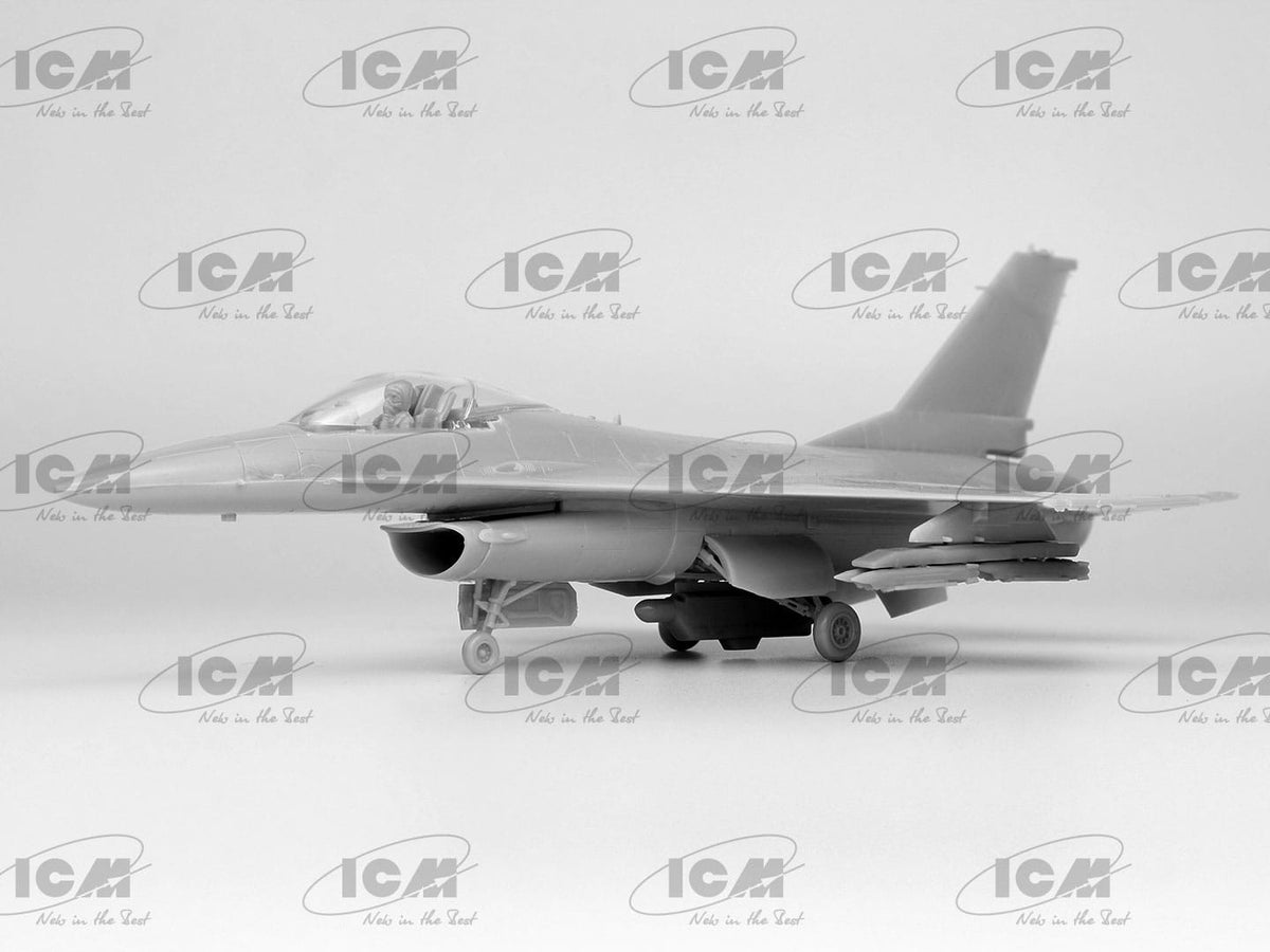 601 - ICM - 72146 - General Dynamics F-16AM Fighting Falcon with GBU-39 - unpainted model