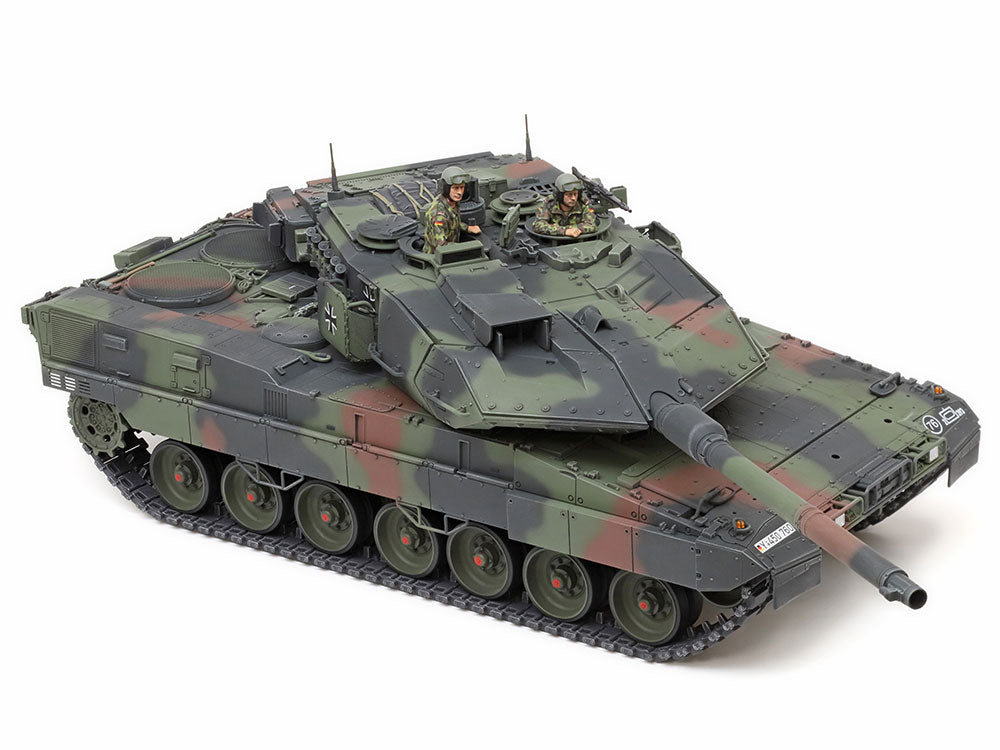 Leopard 2A7V - painted model - The complex, highly modern form of the Leopard 2 A7V is recreated in detail, without the assembly process becoming overly difficult.