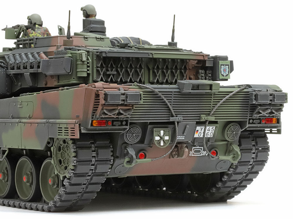 703 - Leopard 2A7V - painted model - At the rear, there are depictions of the spare track link racks, sensor head and more. Separately molded tow cables offer a fuss-free paint job. 