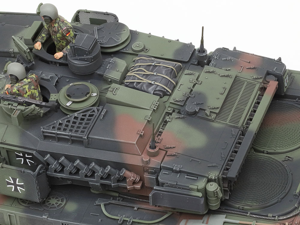 Leopard 2A7V - painted model - At the turret rear are the climate control unit, NBC system and various stowage cases. The creases and folds of the waterproof sheet are masterfully molded. 