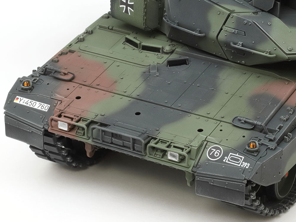 Leopard 2A7V - painted model - Take a closer look at the front with its additional armor, angular headlights and guards, sensor head, fender-front hooks and more. 