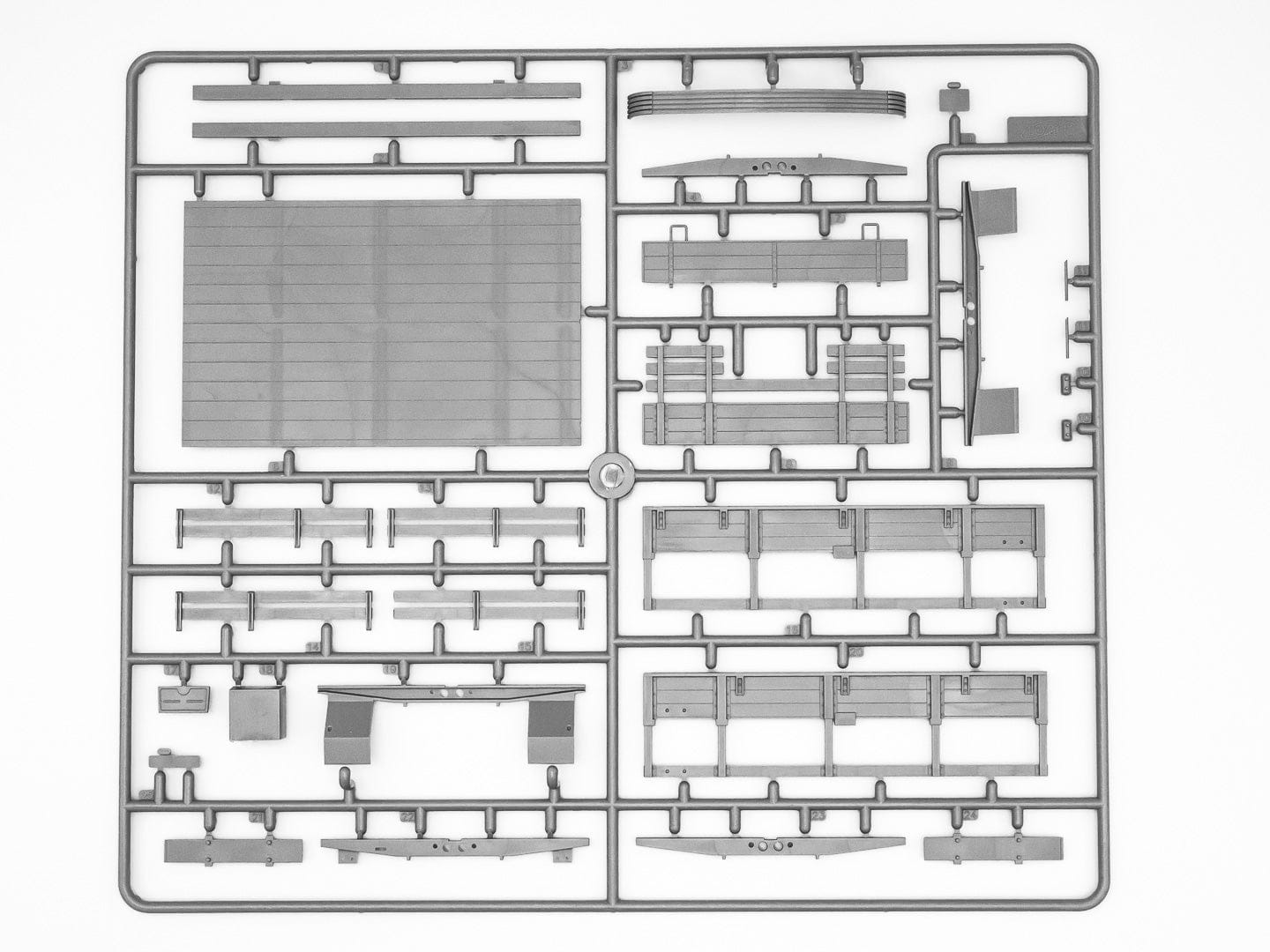 ICM - 35017 - ZiL-131 with DShKMd Crew - sprue
