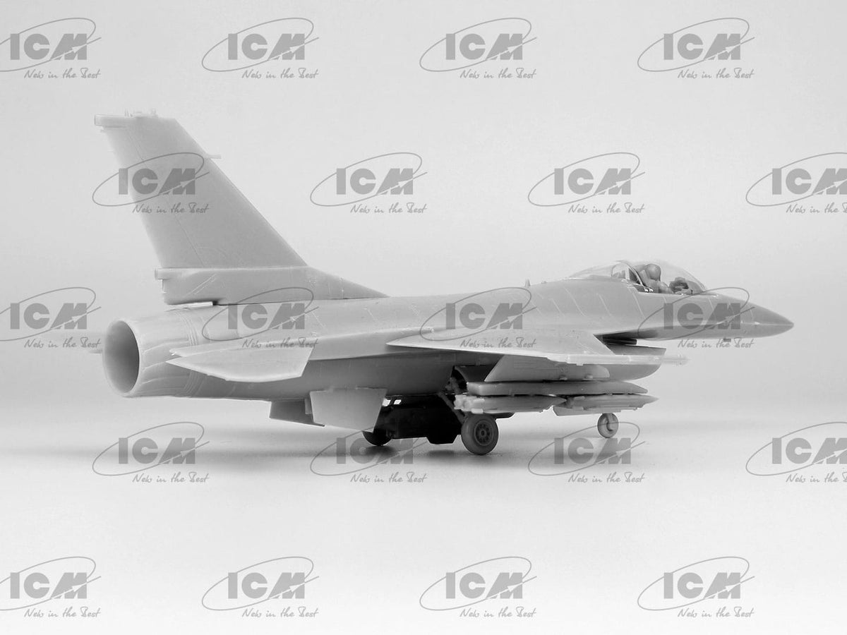 602 - ICM - 72146 - General Dynamics F-16AM Fighting Falcon with GBU-39 - unpainted model