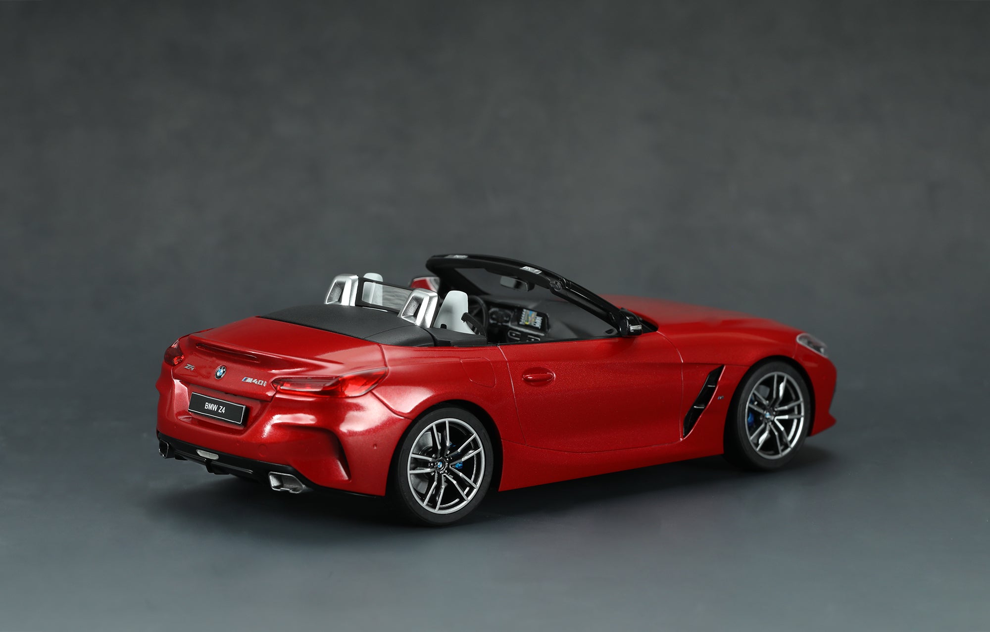 painted model - The fashionable and avant-garde profile of the BMW Z4 M40i is excellently replicated.