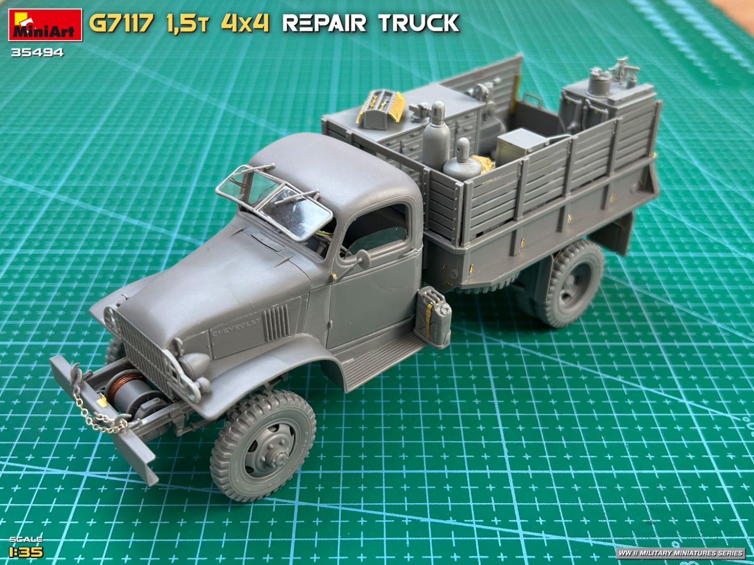 Miniart - 35494 - Chevrolet G7117 1½-ton 4x4 Repair - unpainted model