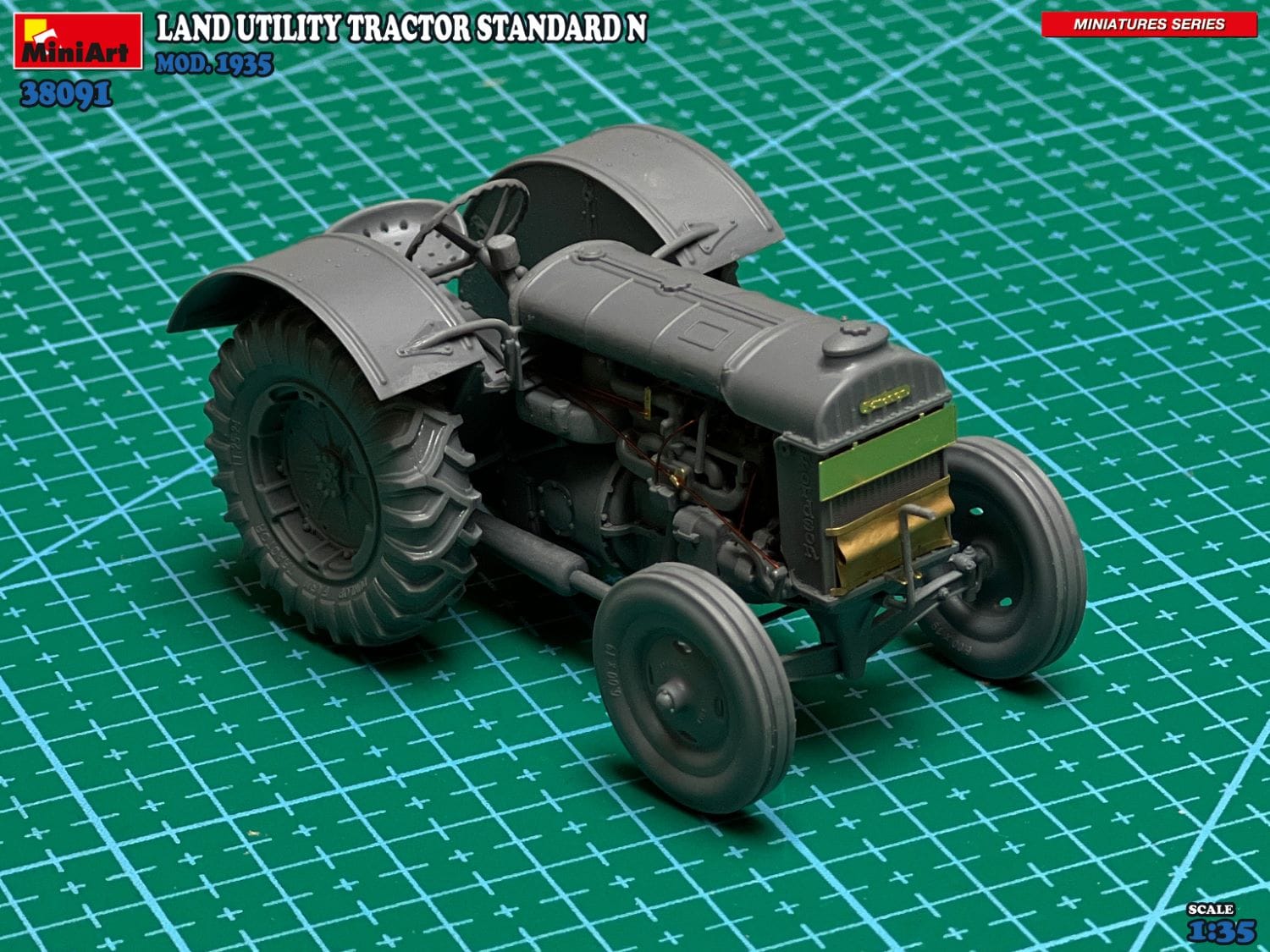 Miniart - 38091 - Fordson Model N - unpainted model