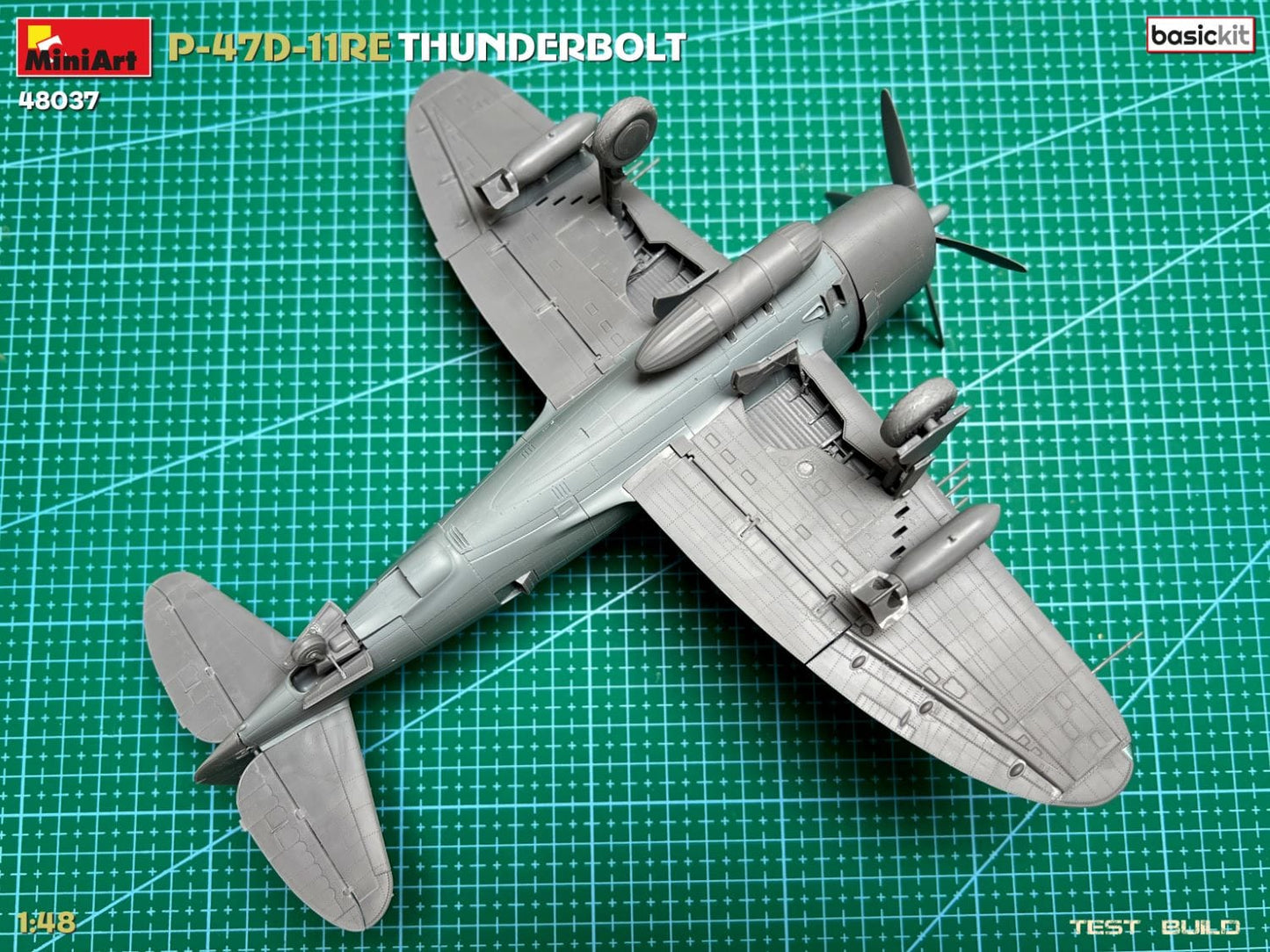 602 - Miniart - 48037 - Republic P-47D-11-RE Thunderbolt Razorback - unpainted model