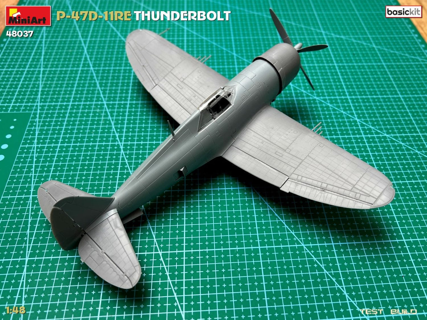 600 - Miniart - 48037 - Republic P-47D-11-RE Thunderbolt Razorback - unpainted model