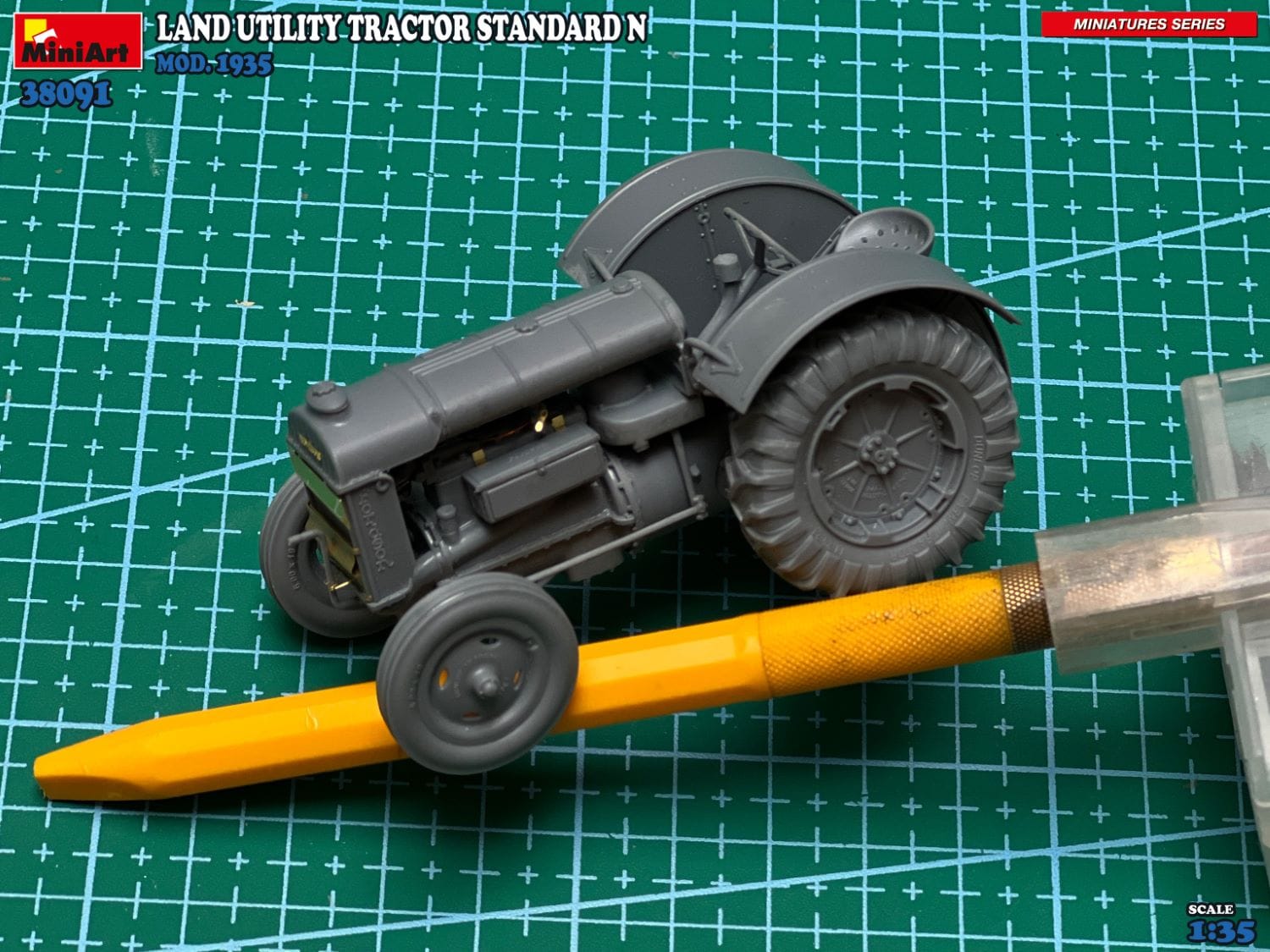 Miniart - 38091 - Fordson Model N - unpainted model