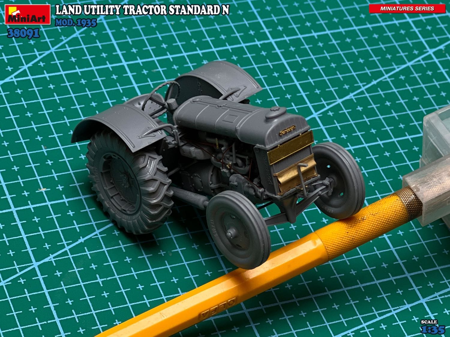 Miniart - 38091 - Fordson Model N - unpainted model