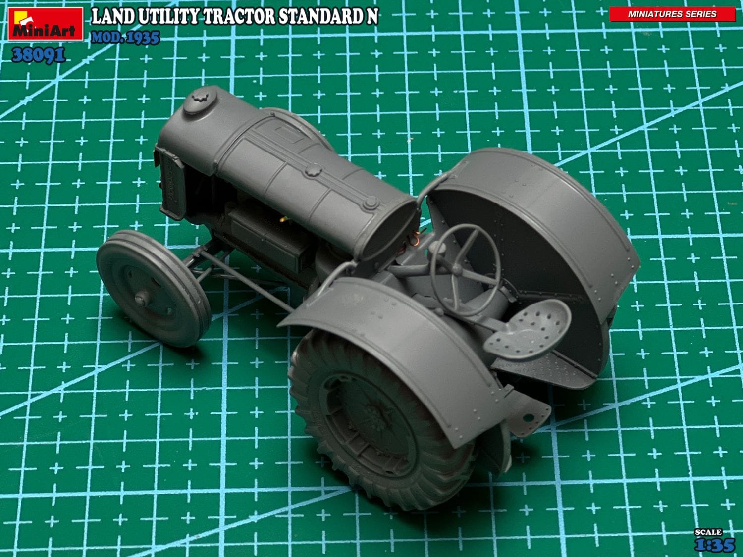 Miniart - 38091 - Fordson Model N - unpainted model