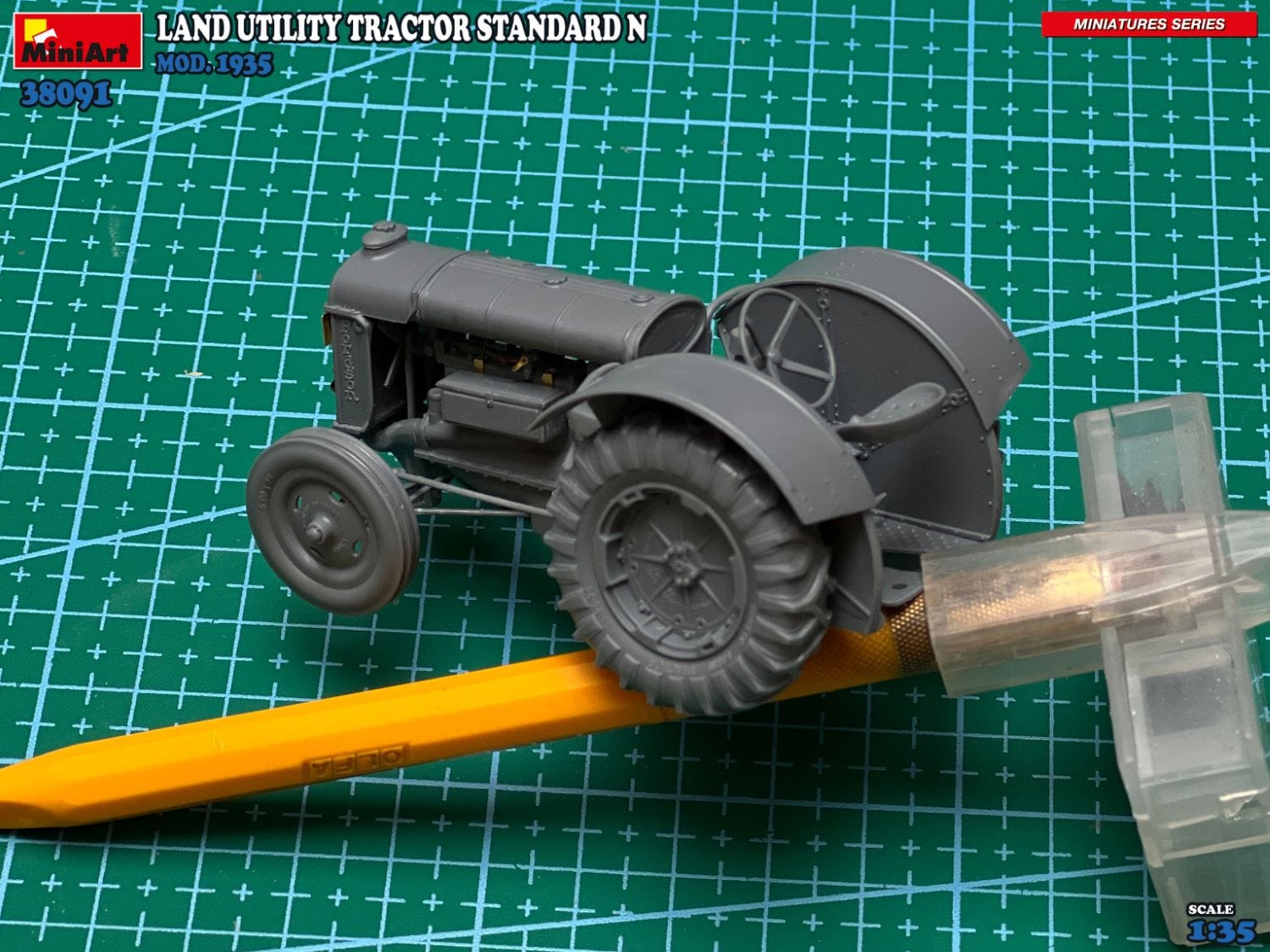 Miniart - 38091 - Fordson Model N - unpainted model