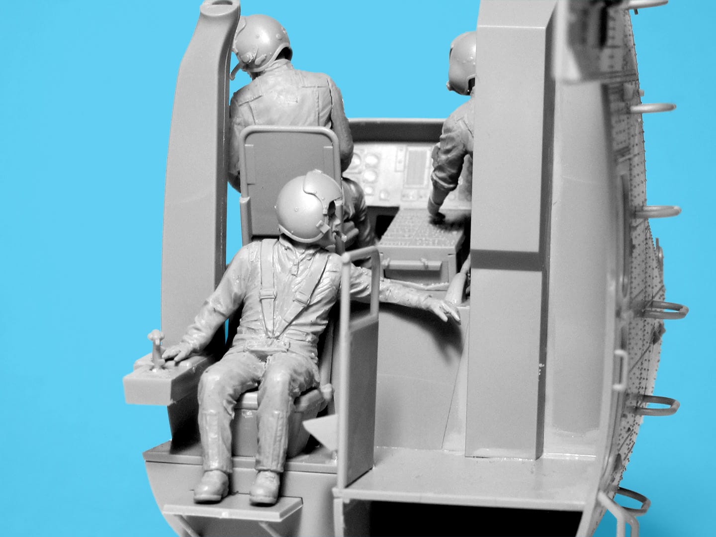ICM - 53103 - United States Sikorsky S-64 Helicopter Crew - unpainted model