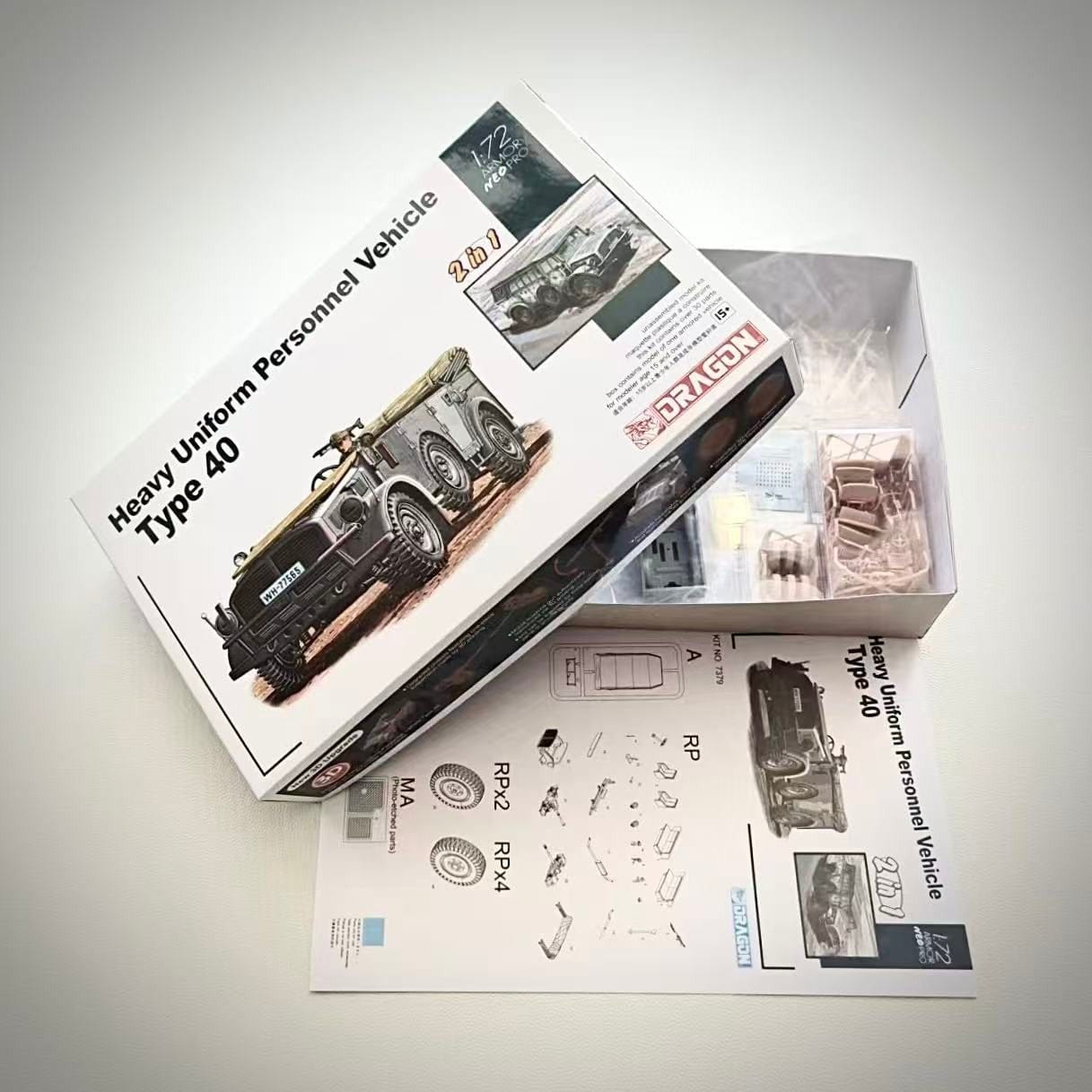 100 - Dragon - 7379 - Horch 108 Typ 40 - box contents