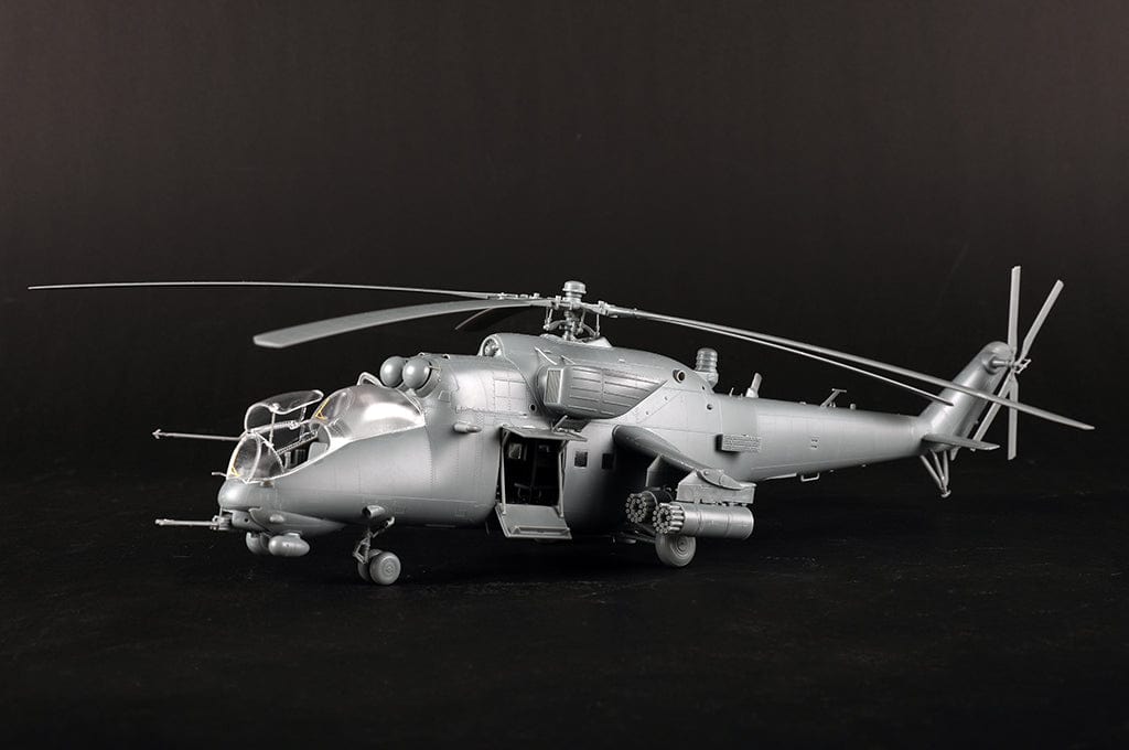 600 - Trumpeter - 05830 - Mil Mi-35M Hind E - unpainted model