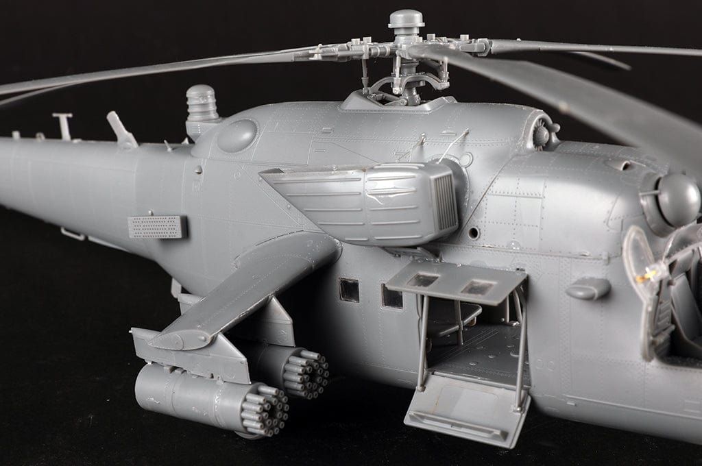 604 - Trumpeter - 05830 - Mil Mi-35M Hind E - unpainted model