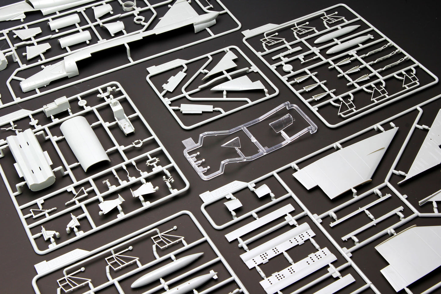 200 - sprue - 6 Grey Sprues And 1 Clear Sprue Are Included In The Kit.