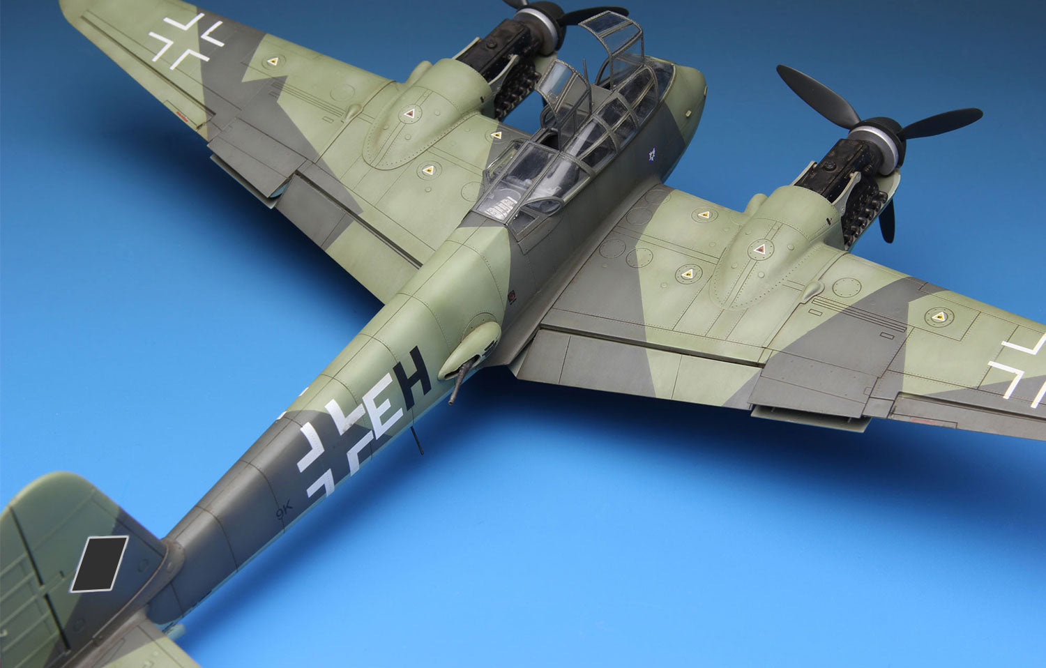 painted model - Barbettes In The Center Of The Fuselage Are Movable. Meanwhile The Guns Can Rotate Transversely.