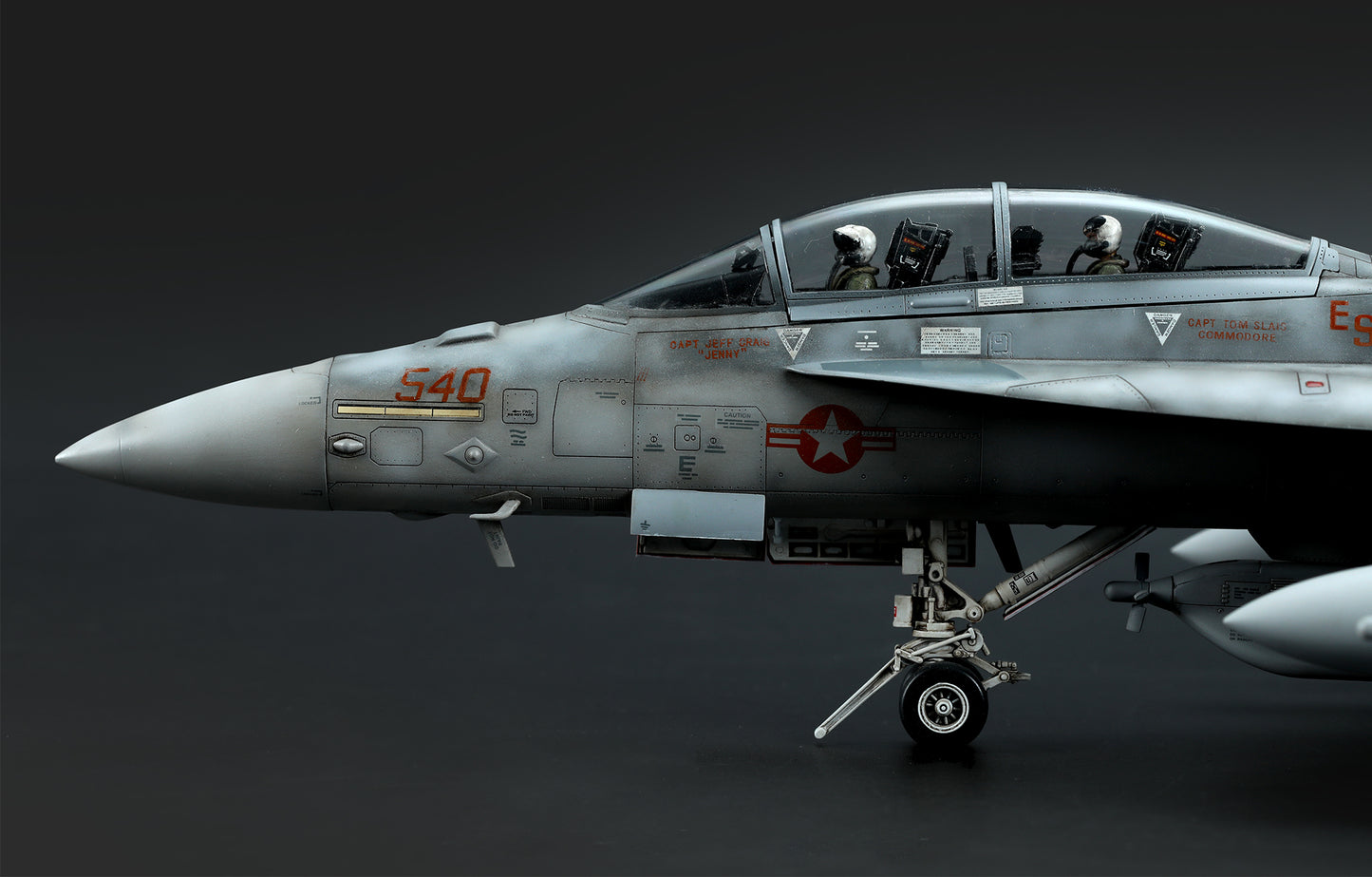 705 - painted model - Two U.S. Navy pilot figures featuring realistic gestures and finely replicated suit and equipment are included. Two flight helmet options are provided.