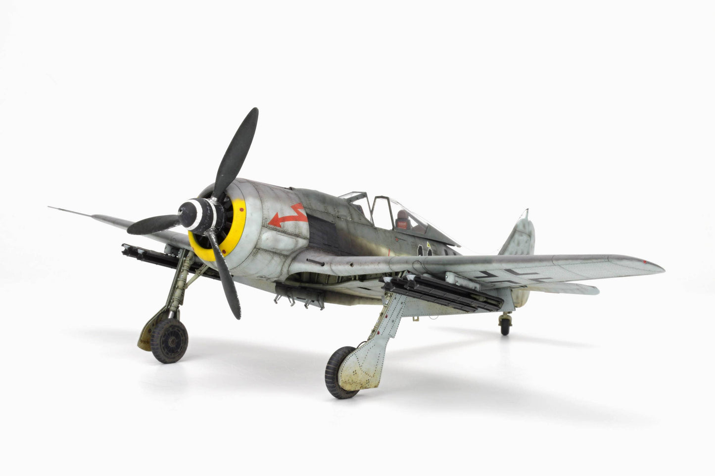 715 - Eduard - 82139 - Focke-Wulf Fw 190 F-8 - painted model