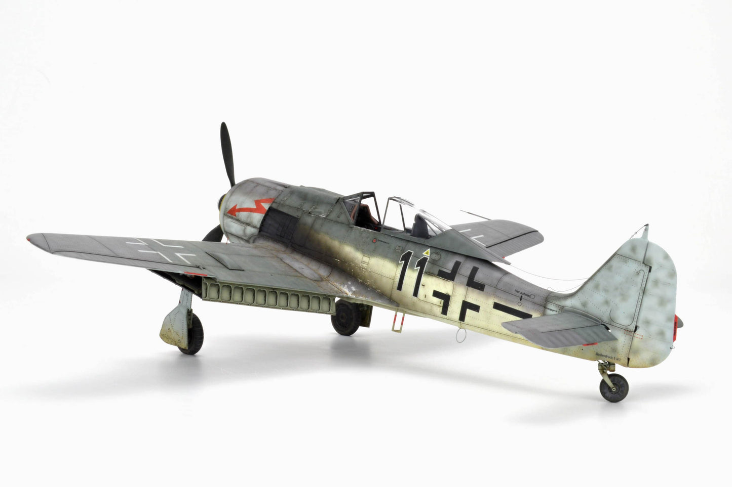 716 - Eduard - 82139 - Focke-Wulf Fw 190 F-8 - painted model