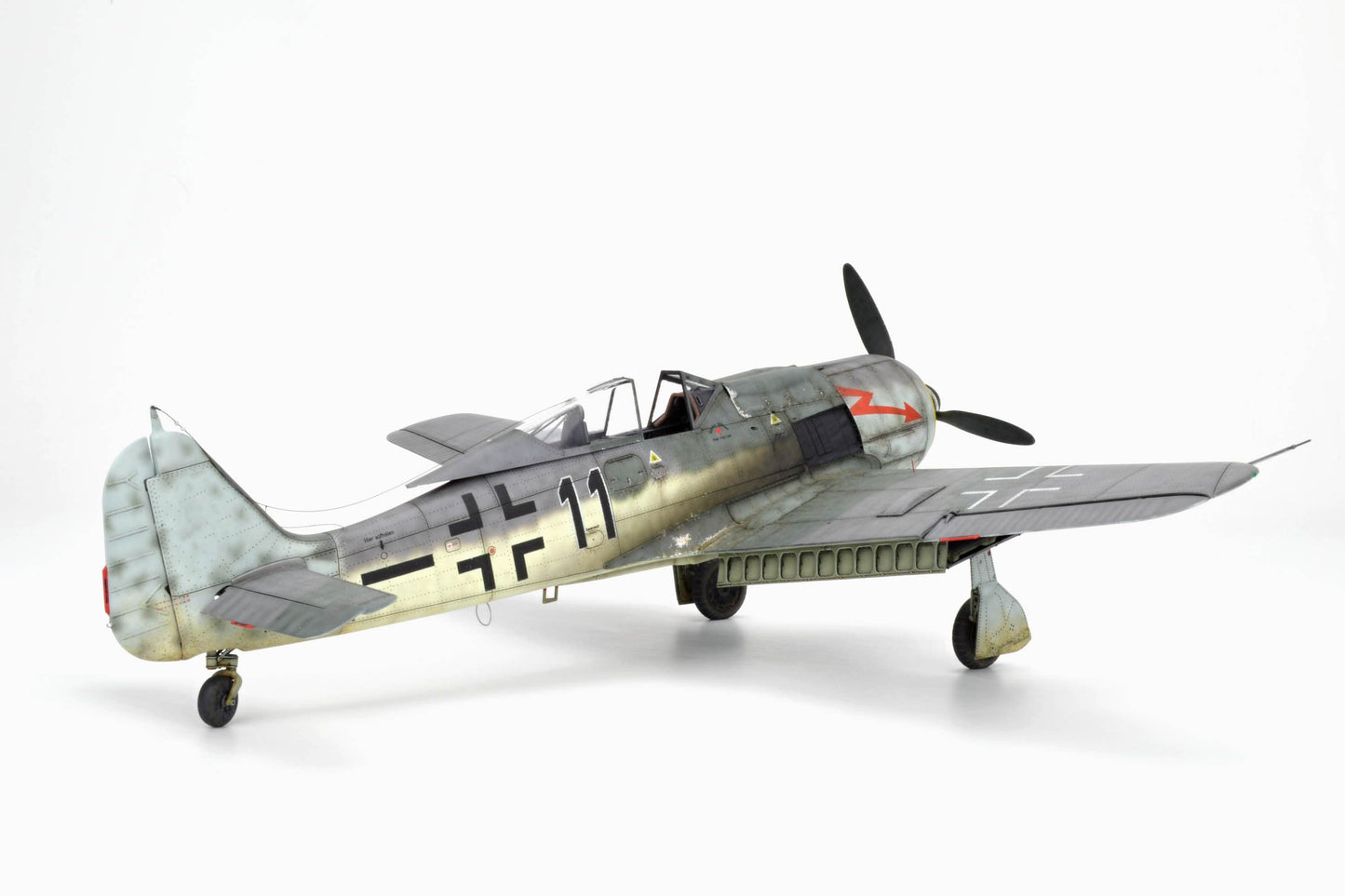 717 - Eduard - 82139 - Focke-Wulf Fw 190 F-8 - painted model