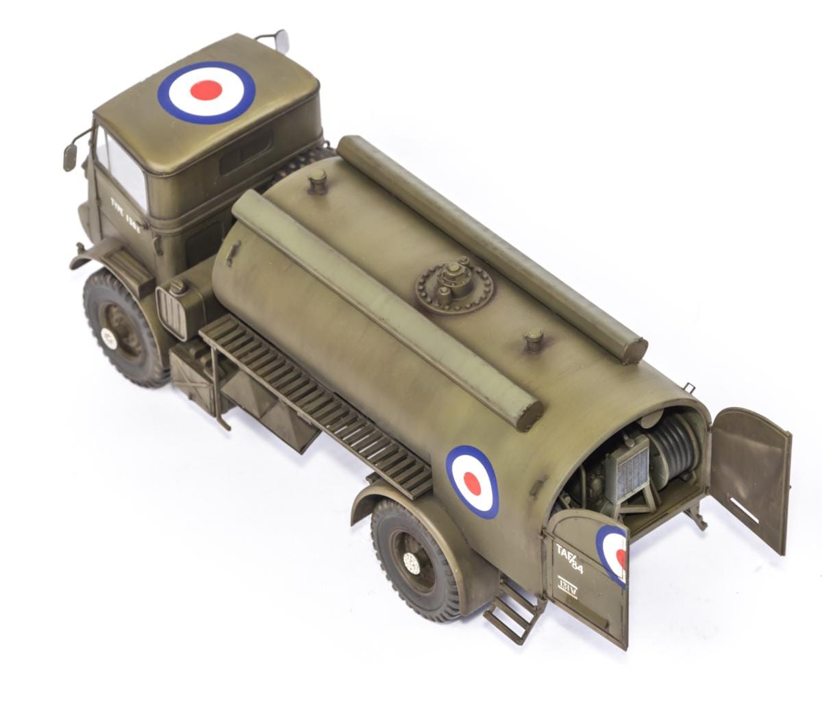 702 - IBG - 35014 - Bedford QLC 3-ton 4×4 Tanker - painted model