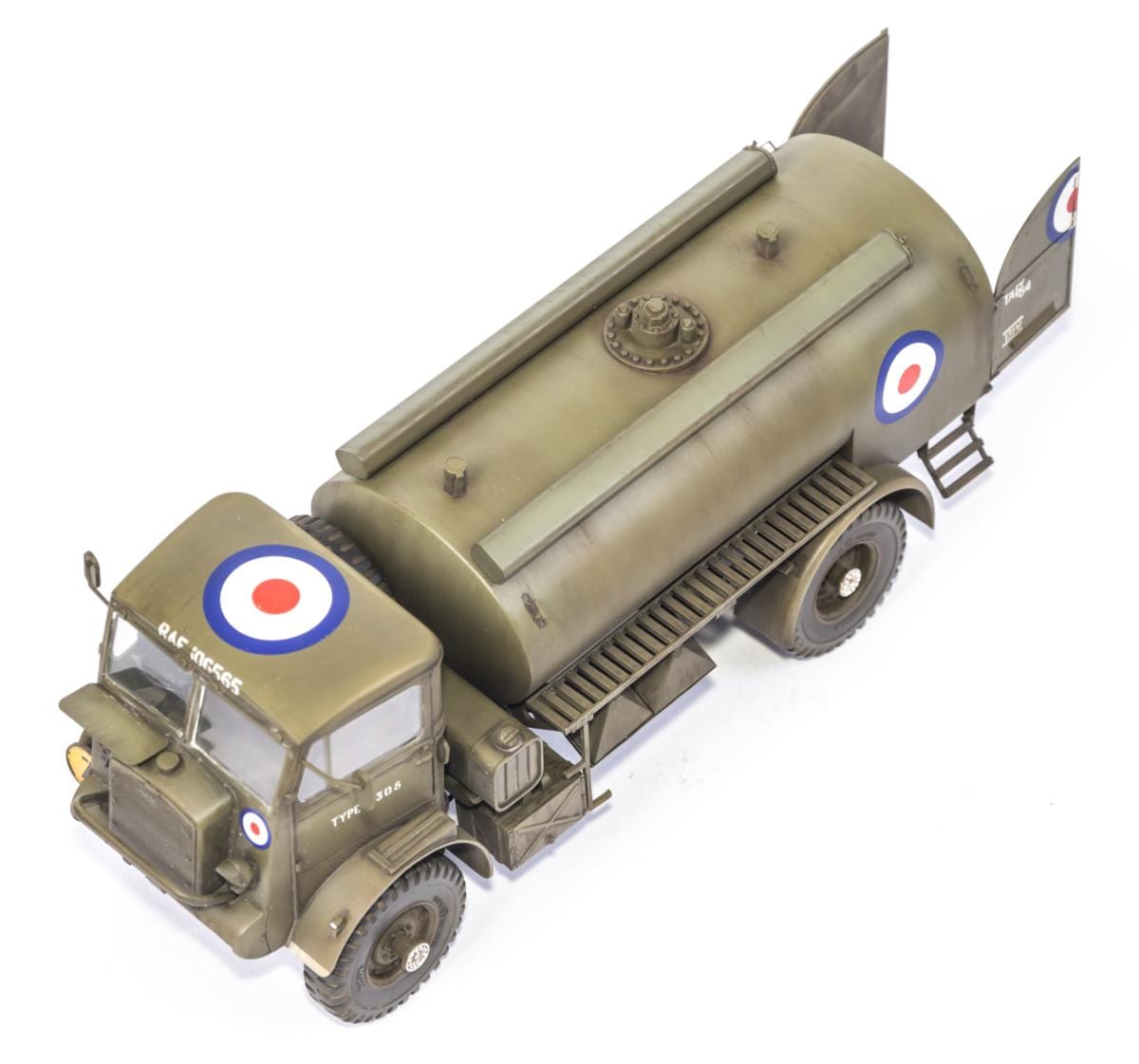 705 - IBG - 35014 - Bedford QLC 3-ton 4×4 Tanker - painted model