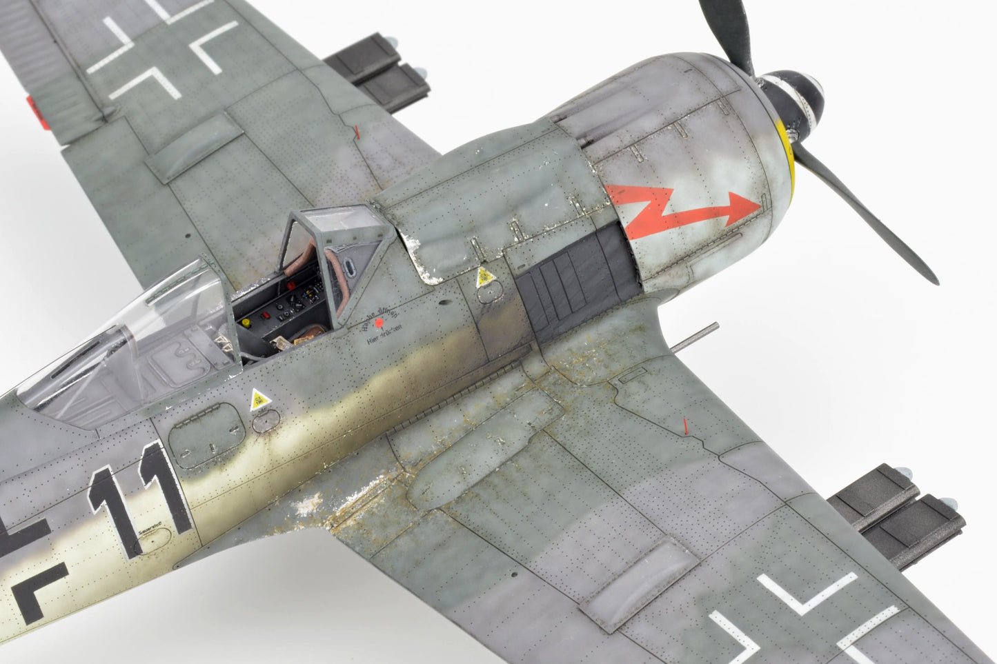 723 - Eduard - 82139 - Focke-Wulf Fw 190 F-8 - painted model