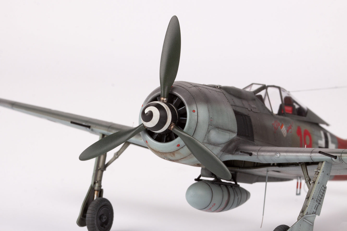 709 - Eduard - 82147 - Focke-Wulf Fw 190 A-8 - painted model - W.Nr. 960542, Stab/JG 4, Jüterbog-Damm, Germany, Spring 1945 - built by Petr Zatřepálek