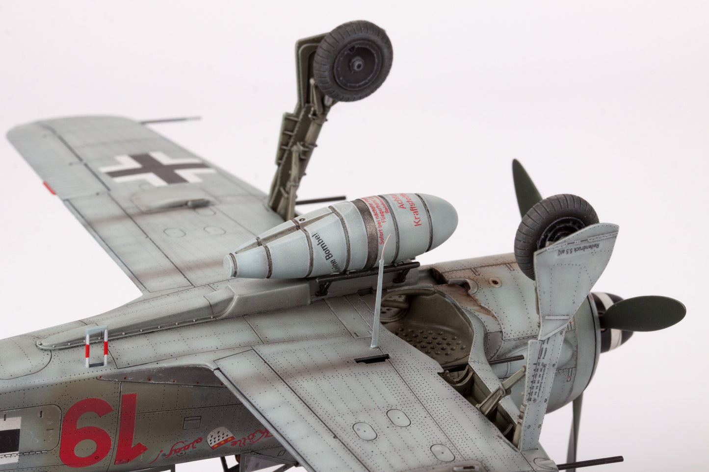 704 - Eduard - 82147 - Focke-Wulf Fw 190 A-8 - painted model - W.Nr. 960542, Stab/JG 4, Jüterbog-Damm, Germany, Spring 1945 - built by Petr Zatřepálek