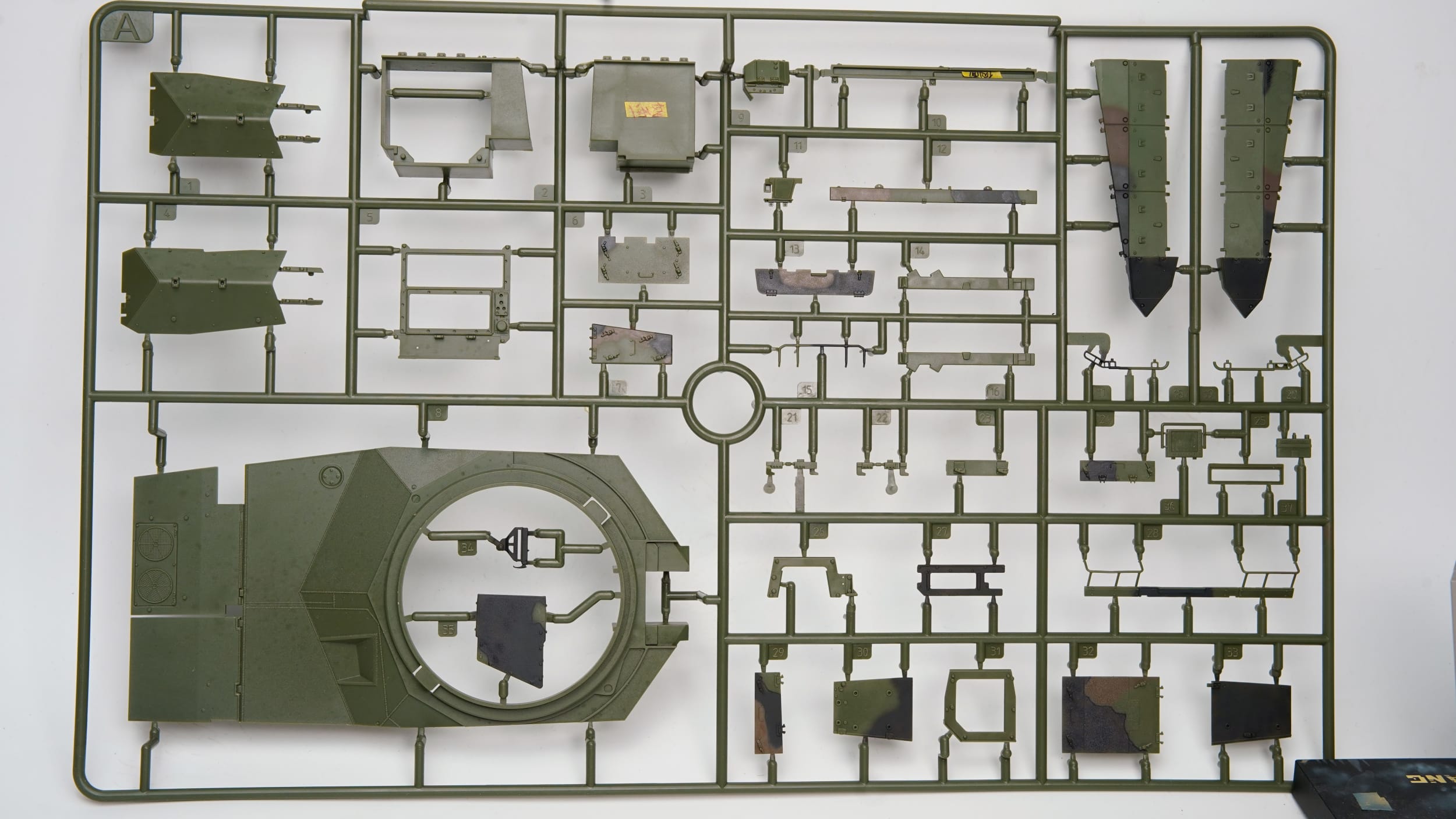 Border Model - BG-001 - Leopard 2A7 [pre-painted] - sprue
