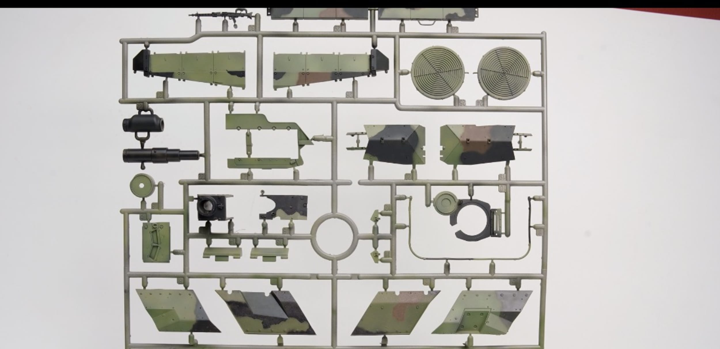 Border Model - BG-001 - Leopard 2A7 [pre-painted] - sprue