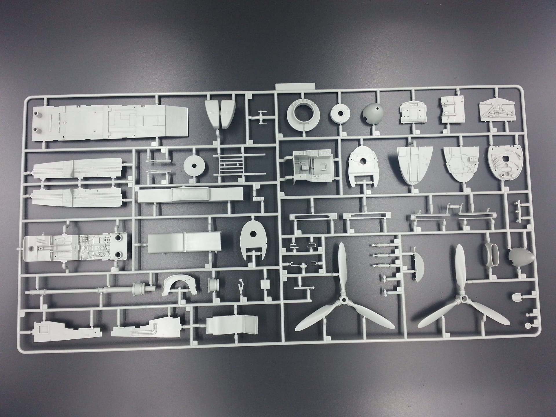 HK Models - 01E007 - Dornier Do 335 B-2 Pfeil - sprue
