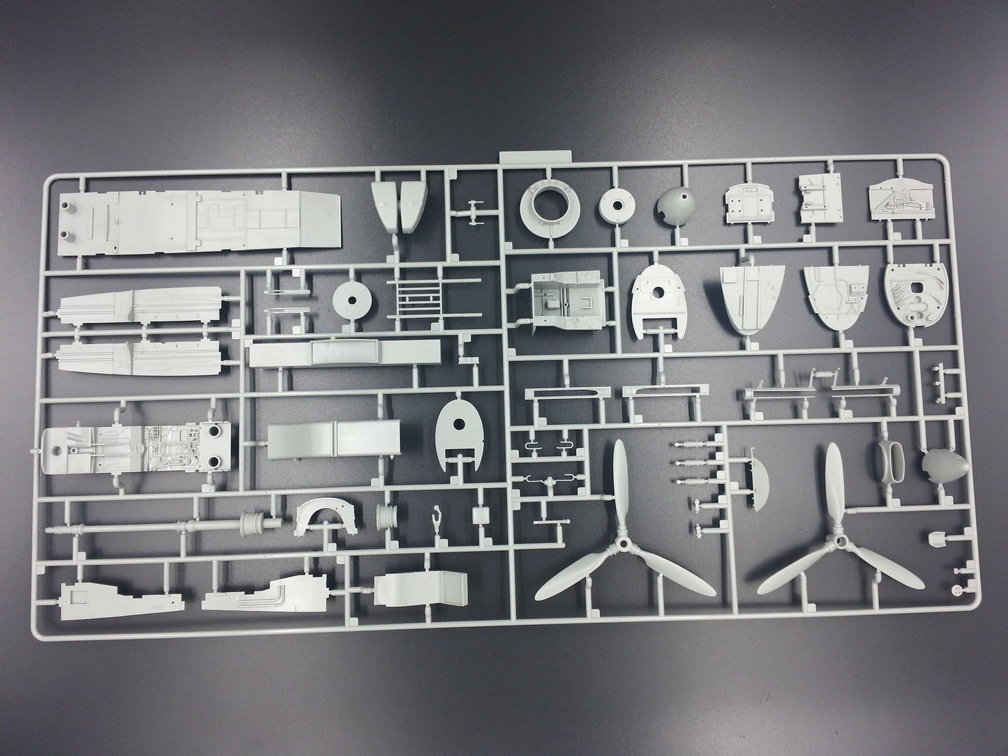 202 - HK Models - 01E007 - Dornier Do 335 B-2 Pfeil - sprue