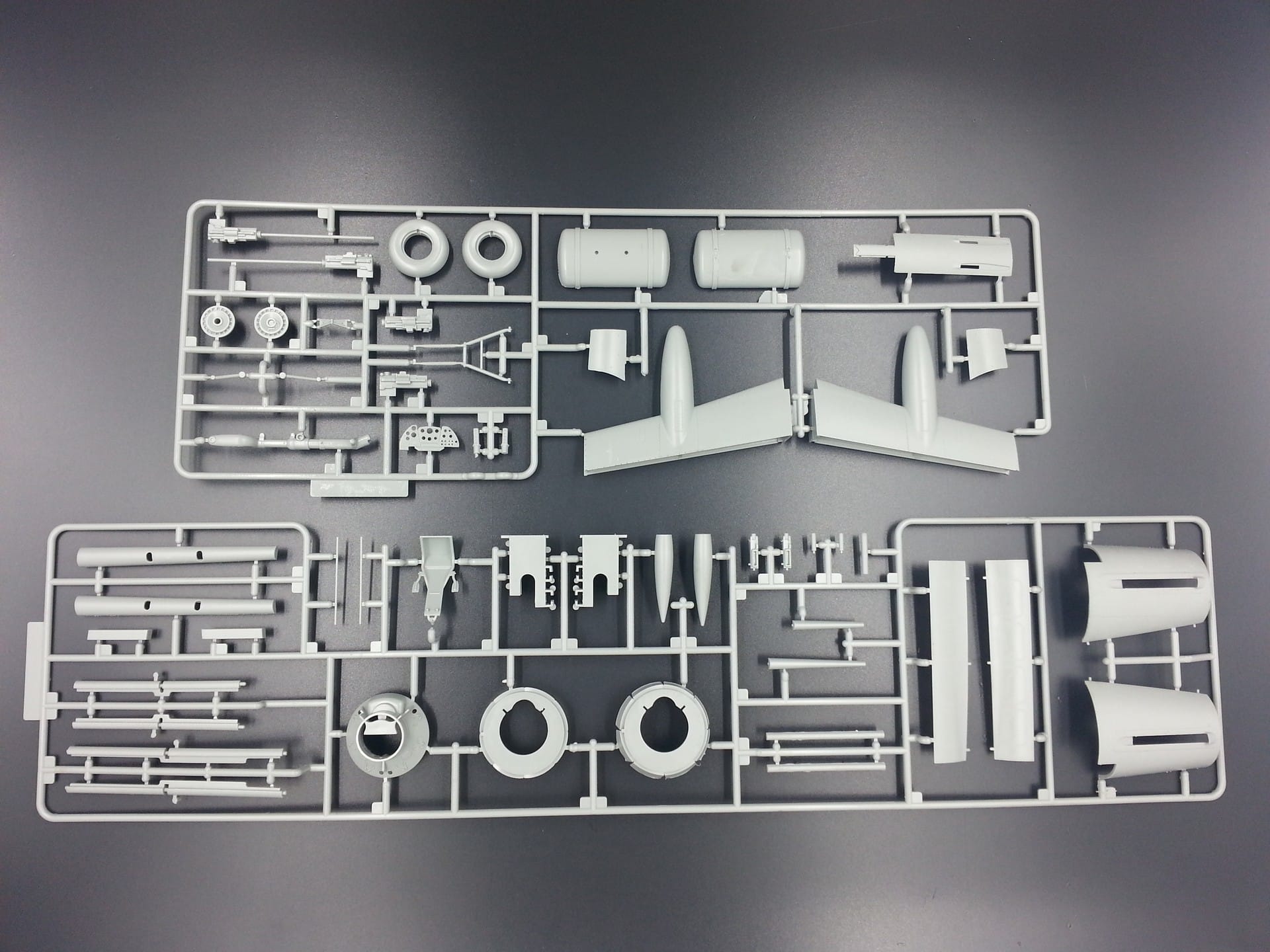 HK Models - 01E007 - Dornier Do 335 B-2 Pfeil - sprue