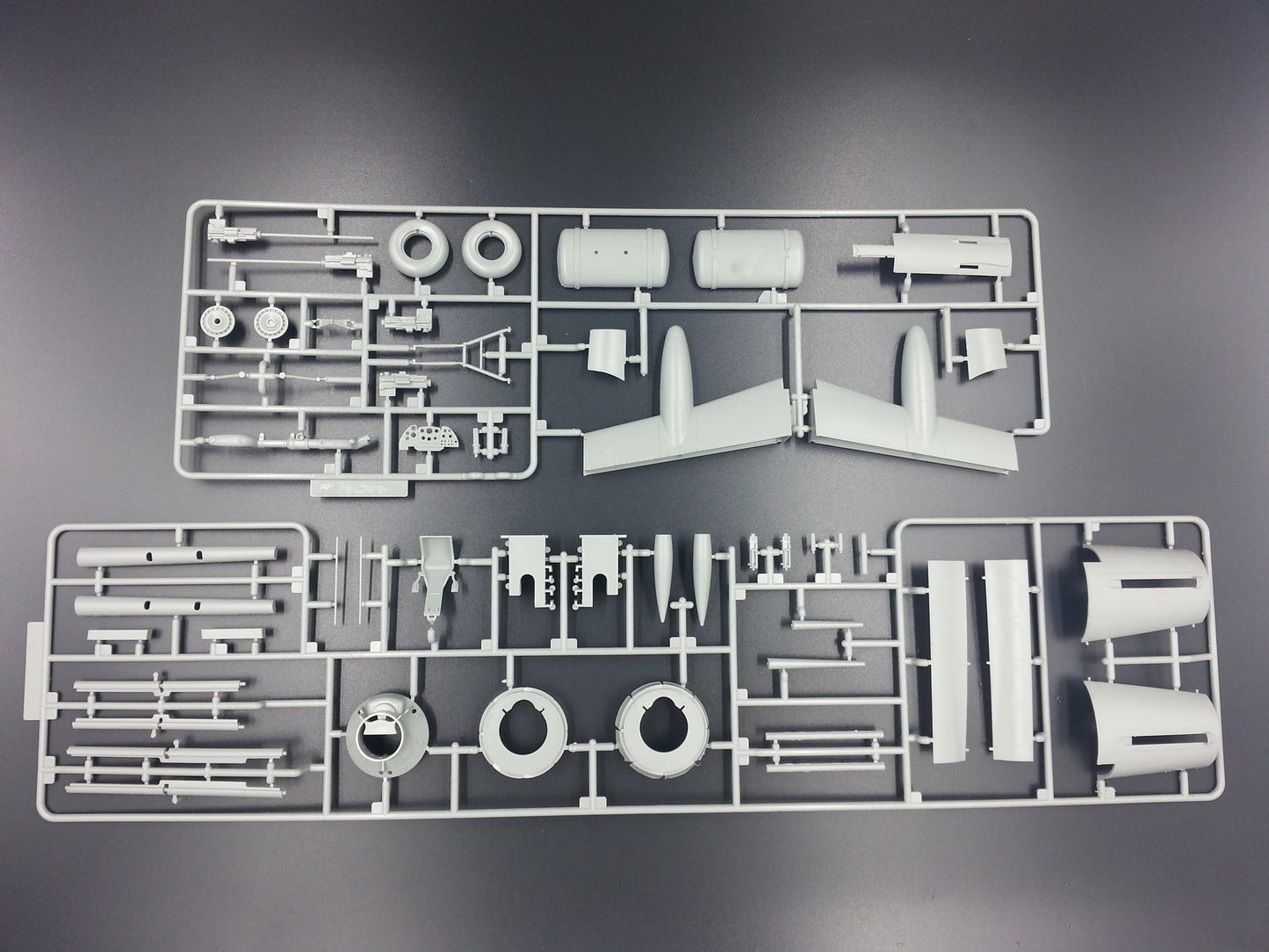 203 - HK Models - 01E007 - Dornier Do 335 B-2 Pfeil - sprue