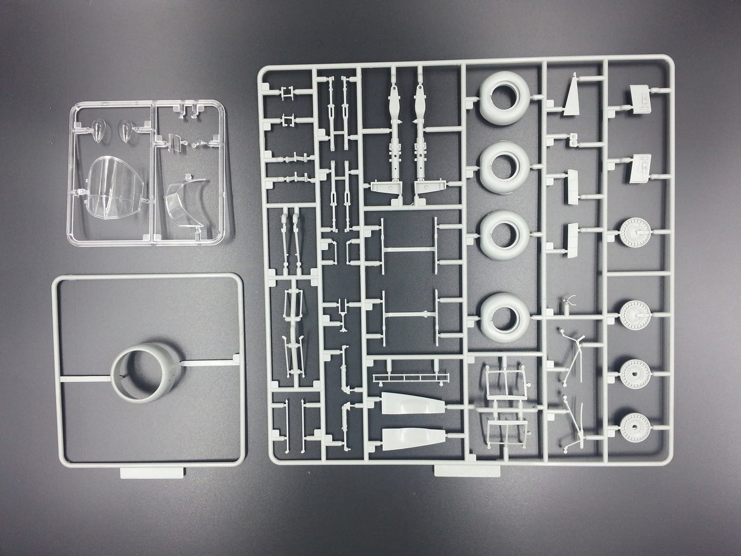 205 - HK Models - 01E007 - Dornier Do 335 B-2 Pfeil - sprue