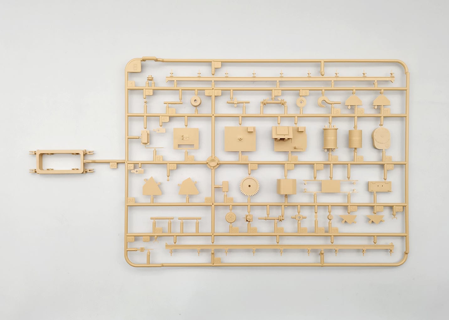 Amusing Hobby - 35A030 - Panzerjäger Tiger (P) Ferdinand [Interior Kit] and 16t Fries Strassenbockkran - sprue