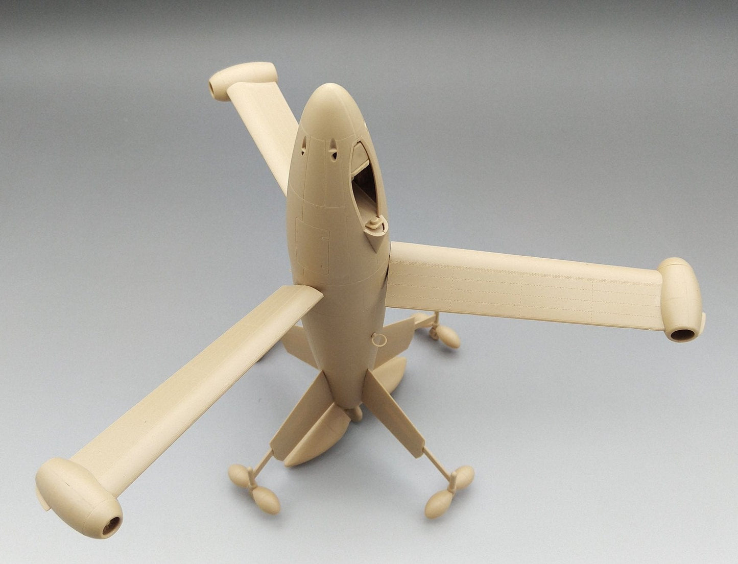 600 - Amusing Hobby - 48A001 - Focke Wulf Triebflügel - unpainted model