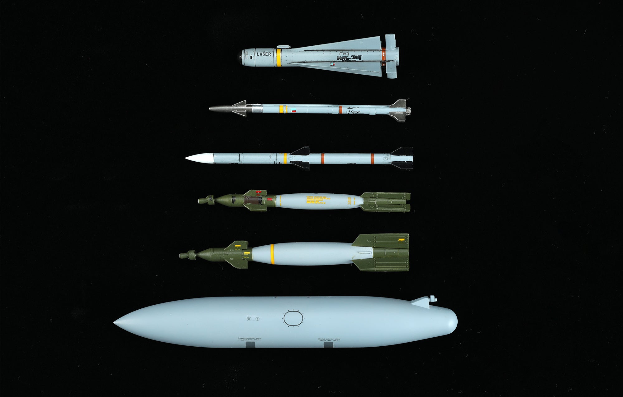 painted model - This kit includes various weapons and equipment like AGM-65 anti-radiation missiles and GBU-12/ GBU-16 laser-guided bombs.