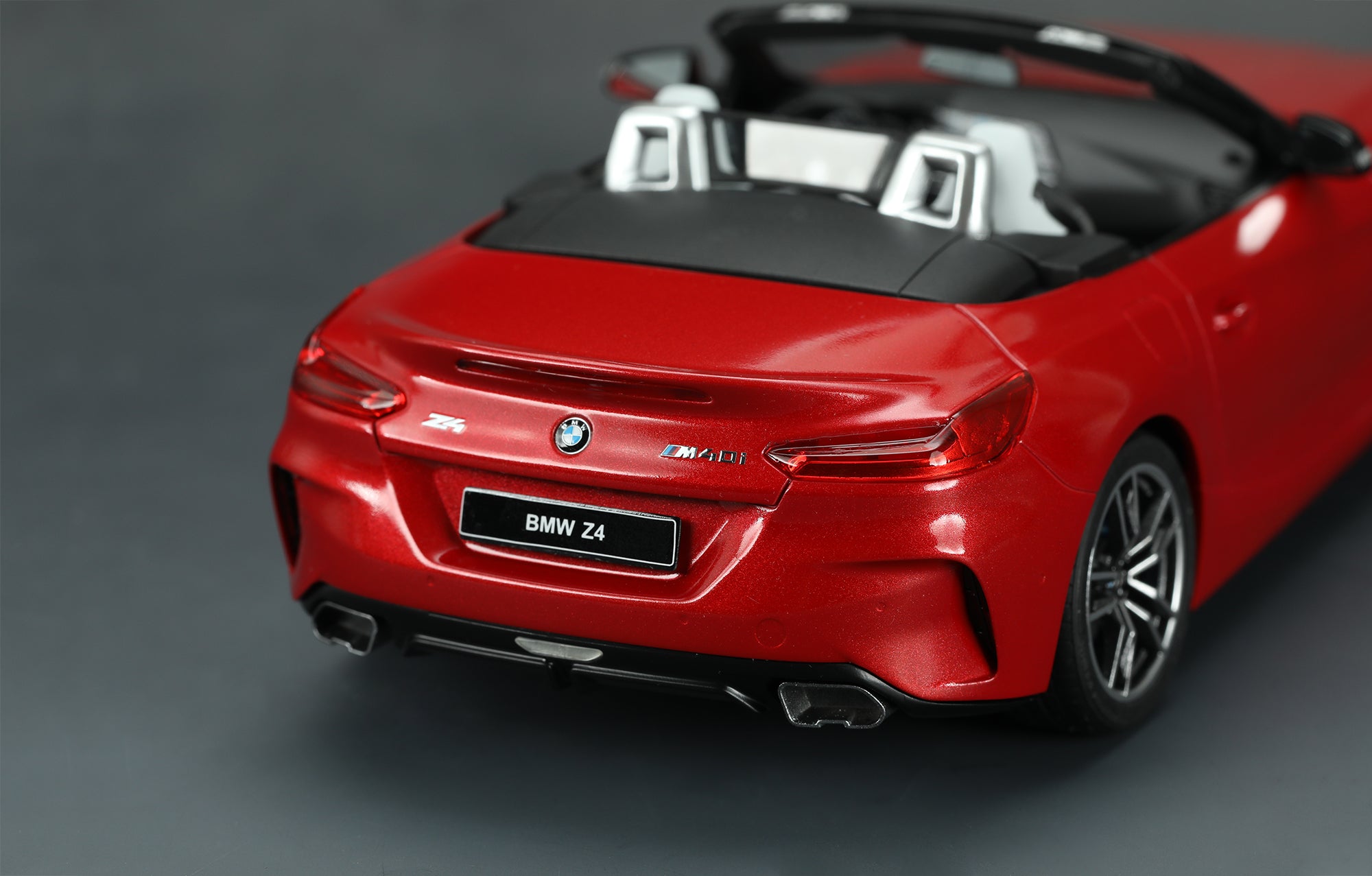 painted model - The clear taillights highlight the exclusive dynamic of the BMW Z4 M40i.