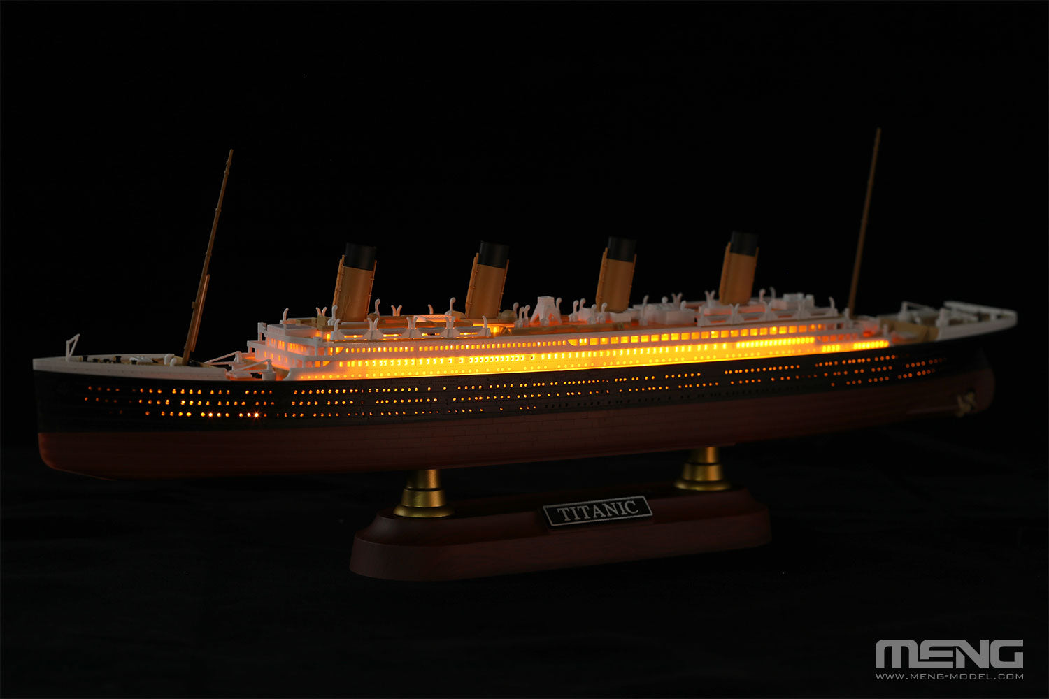 painted model - This kit includes a lighting strip that can light up all the passenger cabins to reproduce the luxury effect of the passenger liner at night.