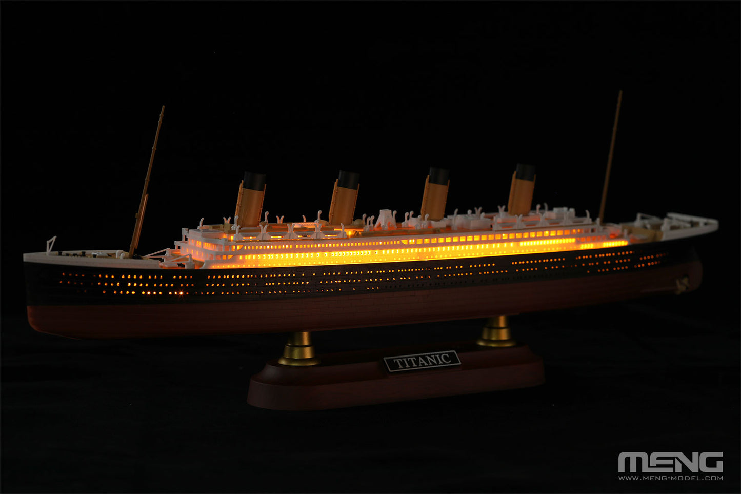 704 - painted model - This kit includes a lighting strip that can light up all the passenger cabins to reproduce the luxury effect of the passenger liner at night.