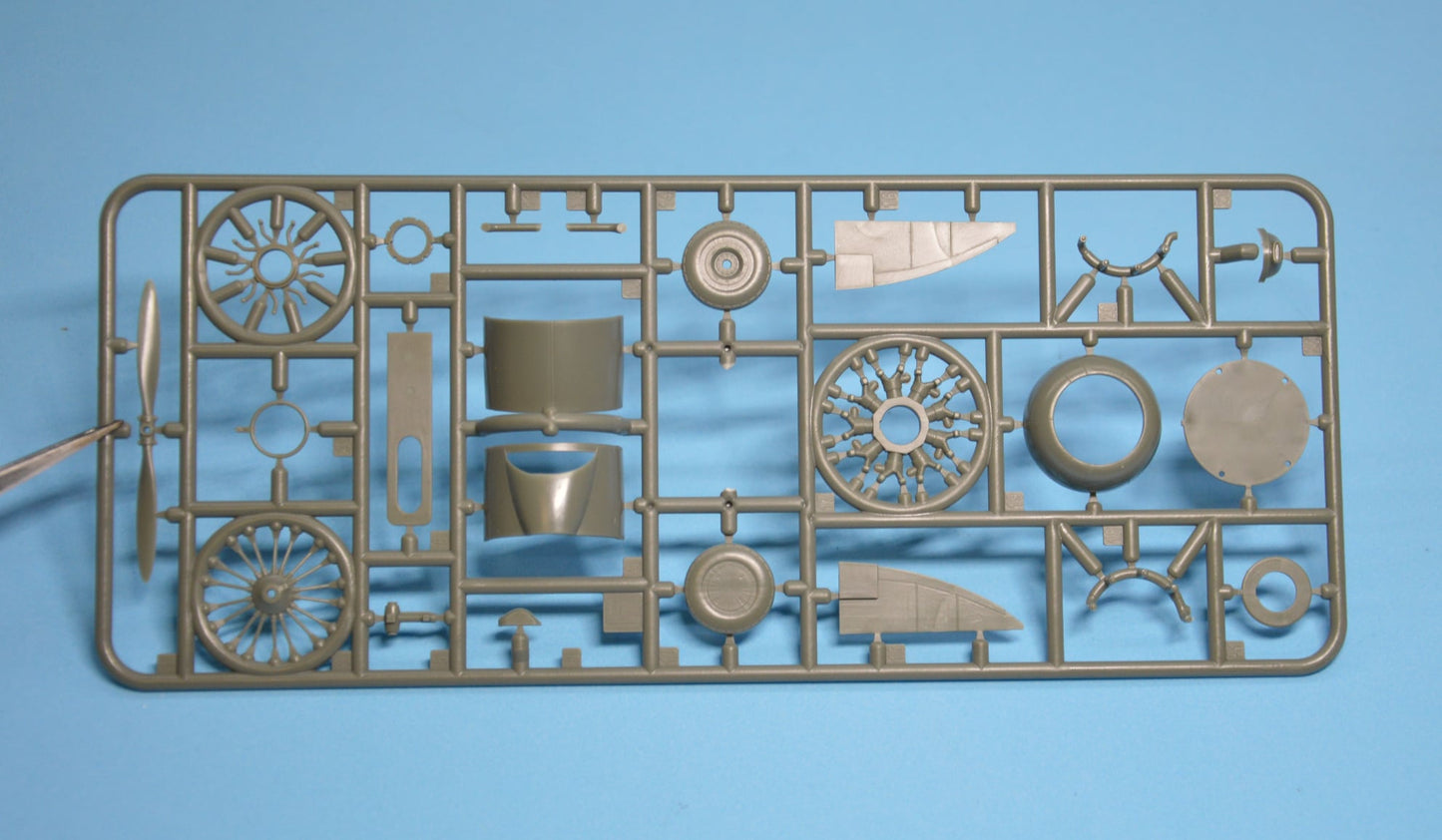 203 - Dora Wings - 48043 - Curtiss-Wright AT-9 Jeep - sprue