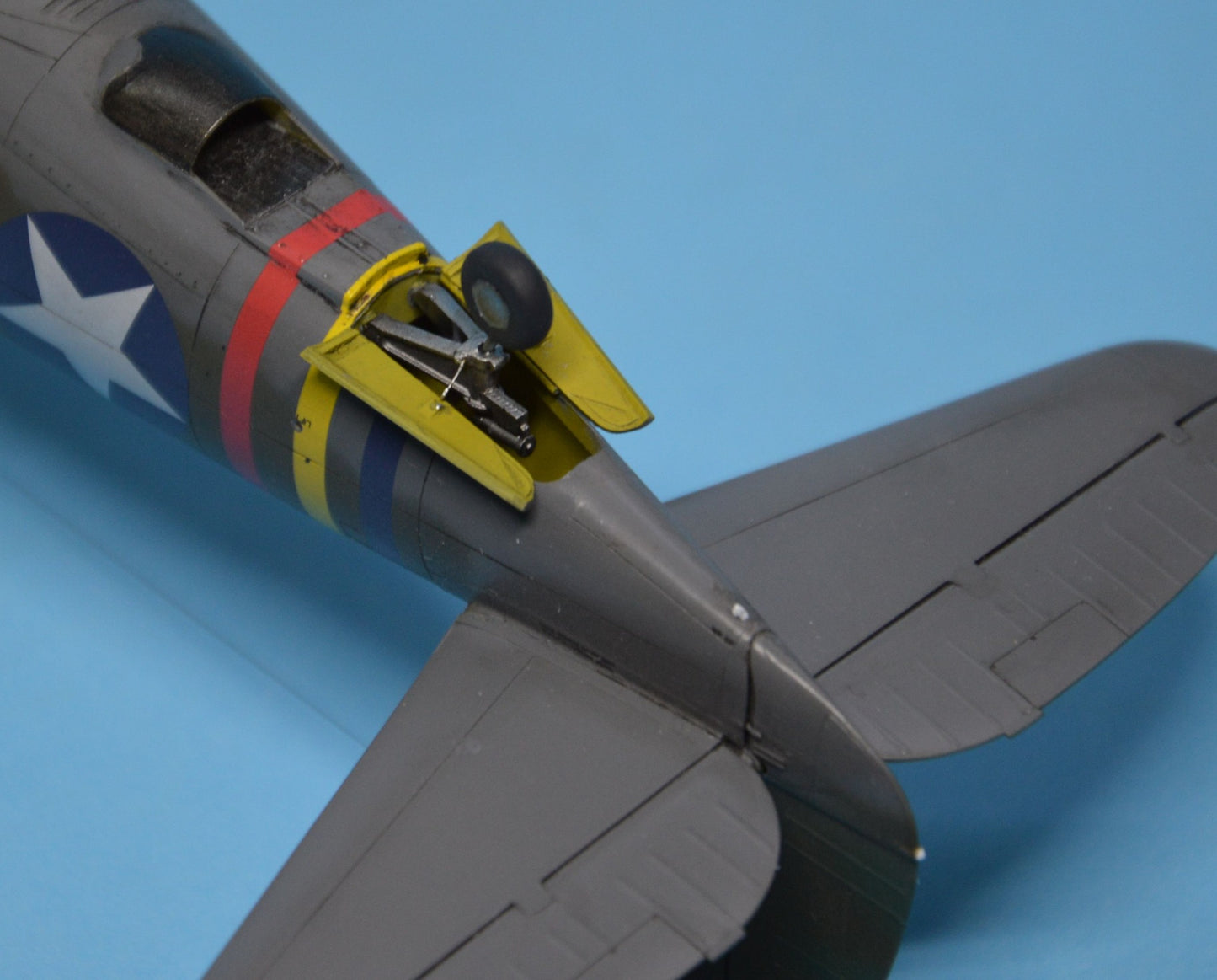 718 - Dora Wings - 48051 - Republic P-47B Thunderbolt - painted model