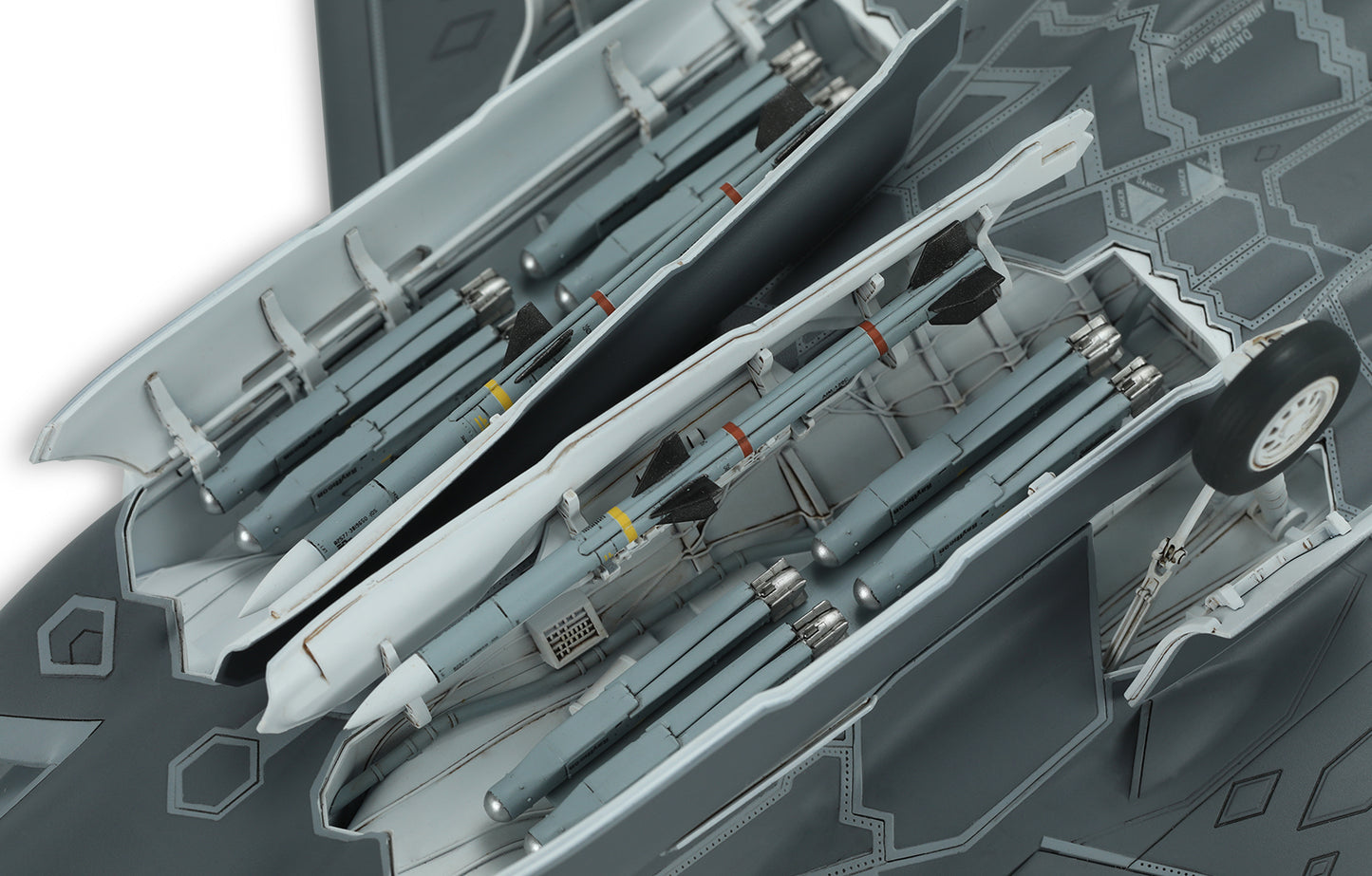 707 - painted model - The weapons bays have excellent details. The interior contains a complete bomb cabin structure, and has a variety of mounting options.